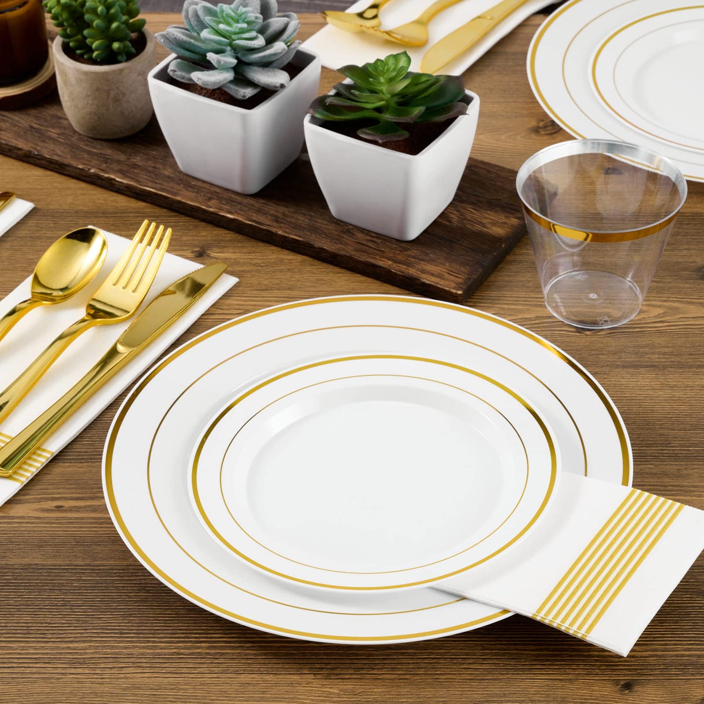 FOCUSLINE 600 Ct Gold Dinnerware Set for 100 Guests - Gold Rimmed White Disposable Plastic Plates, Includes 100 Dinner & Salad Plates, Cups, Cutlery Set for Wedding Parties